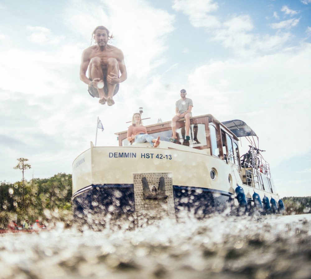 Badespaß Vom Hausboot direkt in den Mirower See