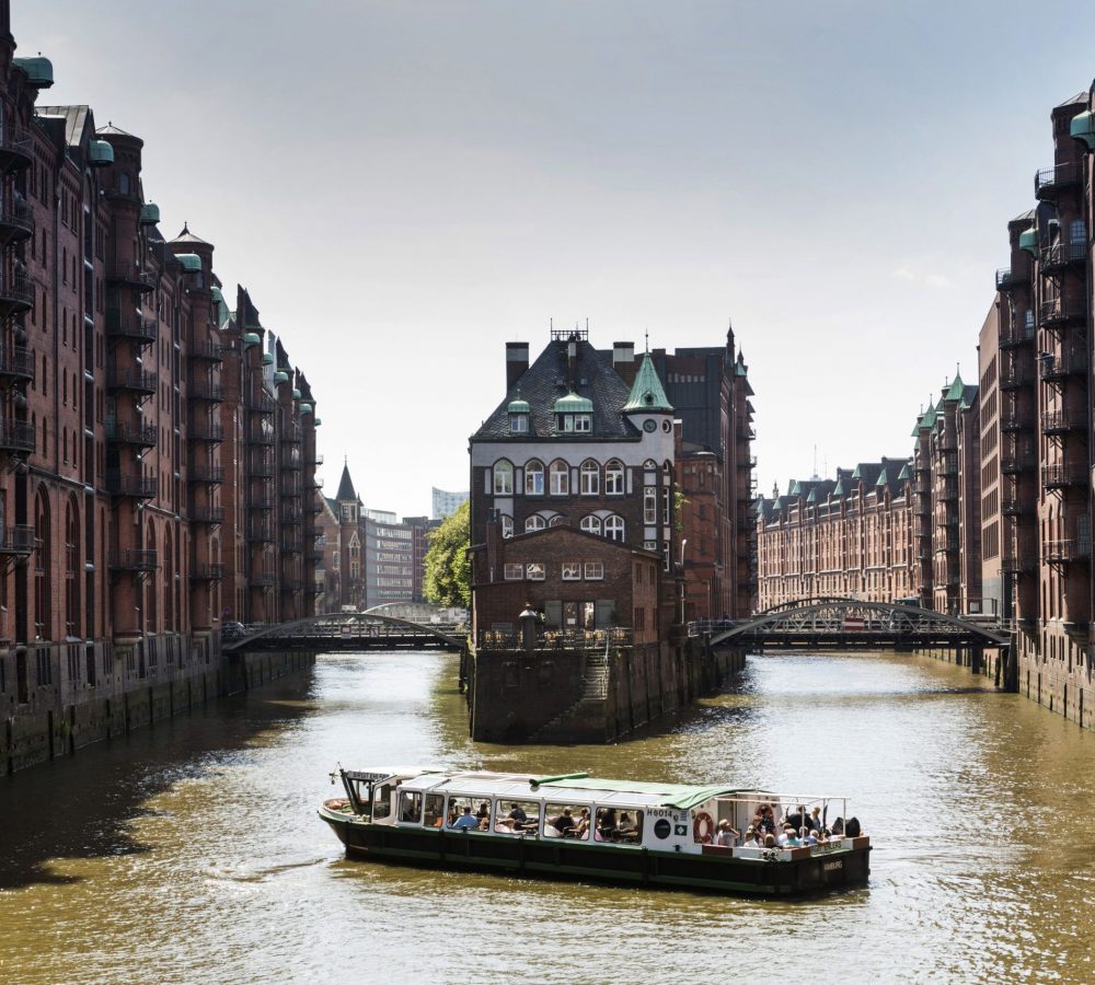 Deutschland, Hamburg, Speicherstadt, Speicherhaeuser, Poggenmuehlenbruecke, Hollaendischbrookfleet, Wandrahmfleet,   Wasserschloss, Restaurant, Fleettour, Barkasse,
