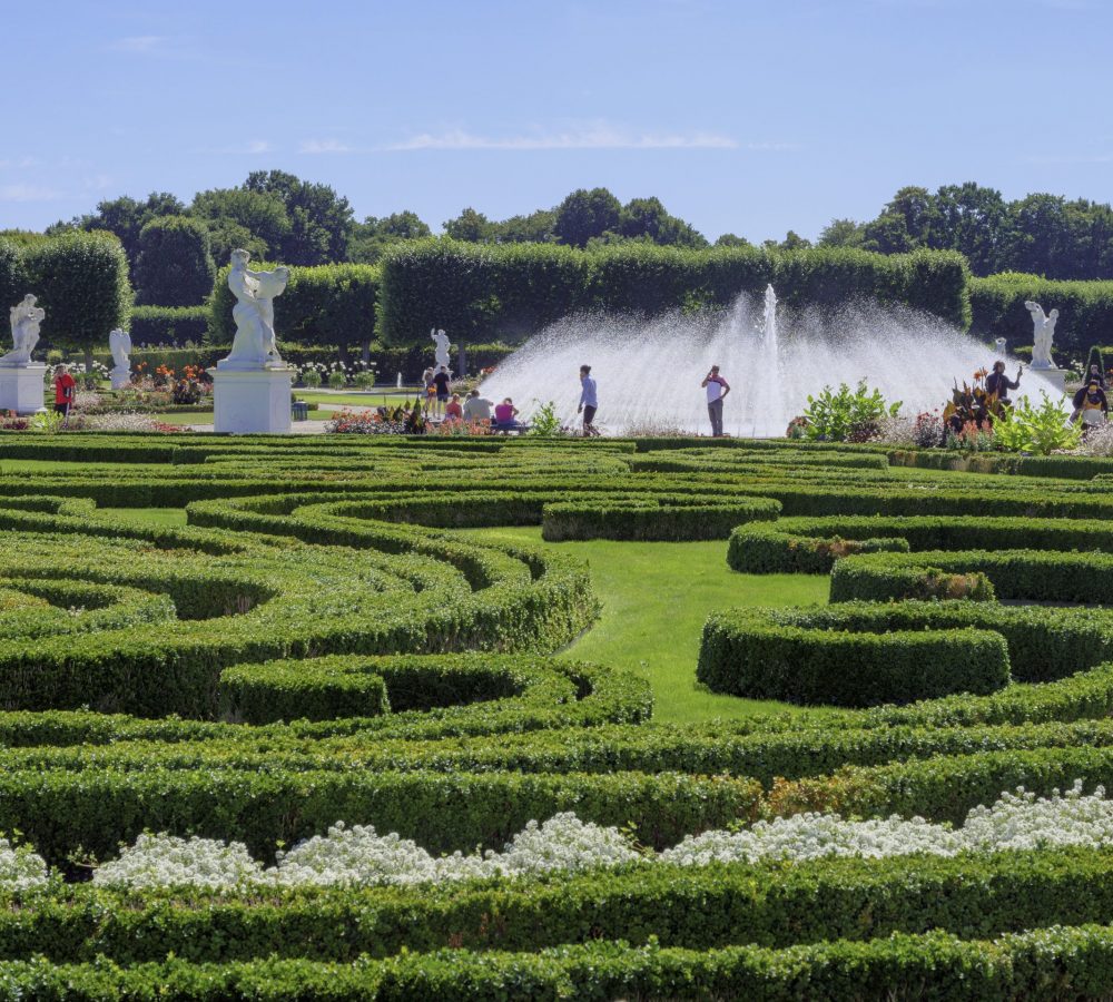 Großes Parterre mit Glockenfontäne, Großer Garten der barocken Herrenhäuser Gärten, Hannover, Niedersachsen, Deutschland, Europa
Great Parterre with bell fountain, Great Garden of baroque Herrenhausen Gardens, Hanover, Lower Saxony, Germany, Europe