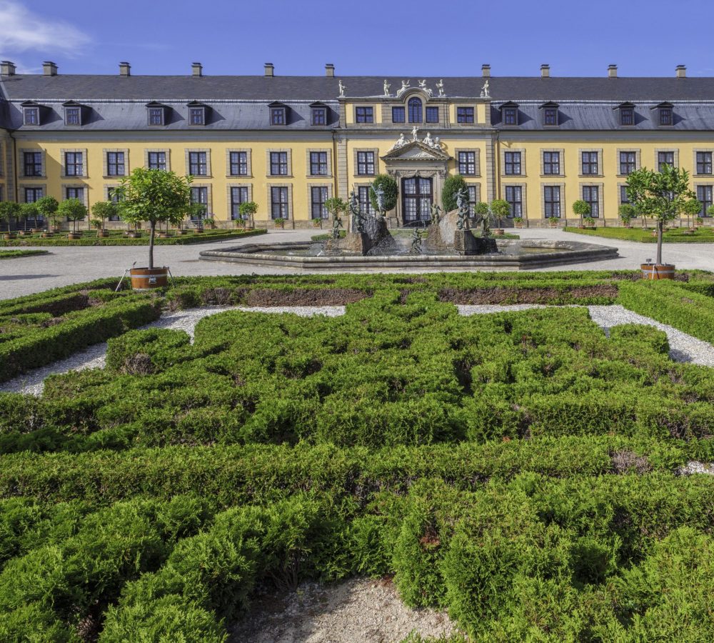 Orangerie und Orangenparterre mit Neptunbrunnen, Großer Garten der barocken Herrenhäuser Gärten, Hannover, Niedersachsen, Deutschland, Europa
Orangery and Orange Parterre with Neptun Fountain in Great Garden of baroque Herrenhausen Gardens, Hanover, Lower Saxony, Germany, Europe