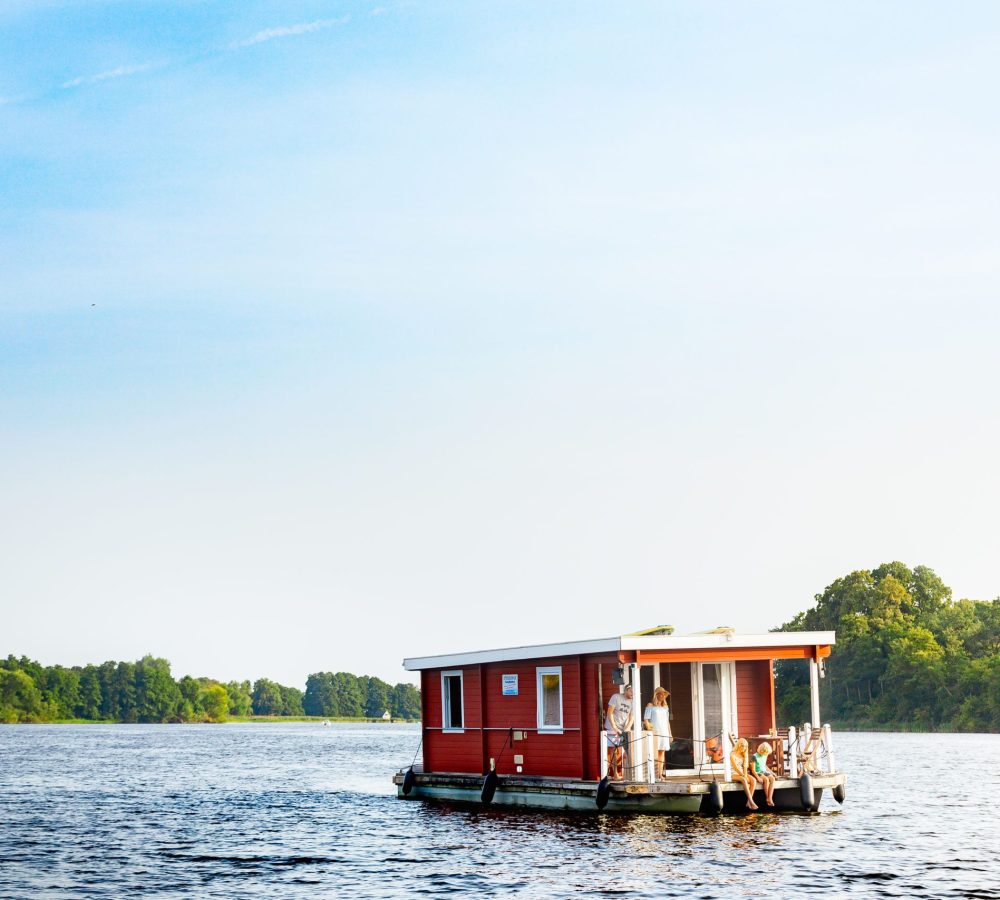 Hausbooturlaub ist Entspannung pur – inmitten wunderschöner Natur der Müritz und Mecklenburgischer Seenplatte. // A houseboat holiday is pure relaxation - in the middle of the beautiful nature of the Müritz and Mecklenburg Lake District.