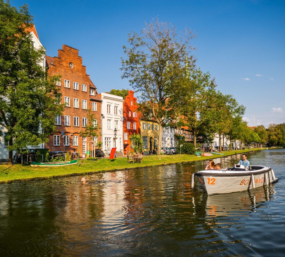 Familie fährt BoatNow Blick auf Malerwinkel (2) © LTM