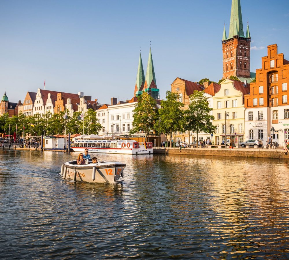 Familie fährt BoatNow Altstadt im Hintergrund