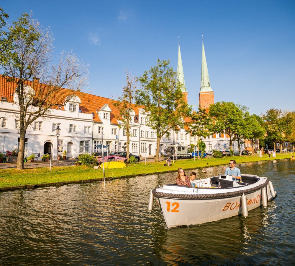 Familie fährt BoatNow Blick auf Malerwinkel (1)© LTM