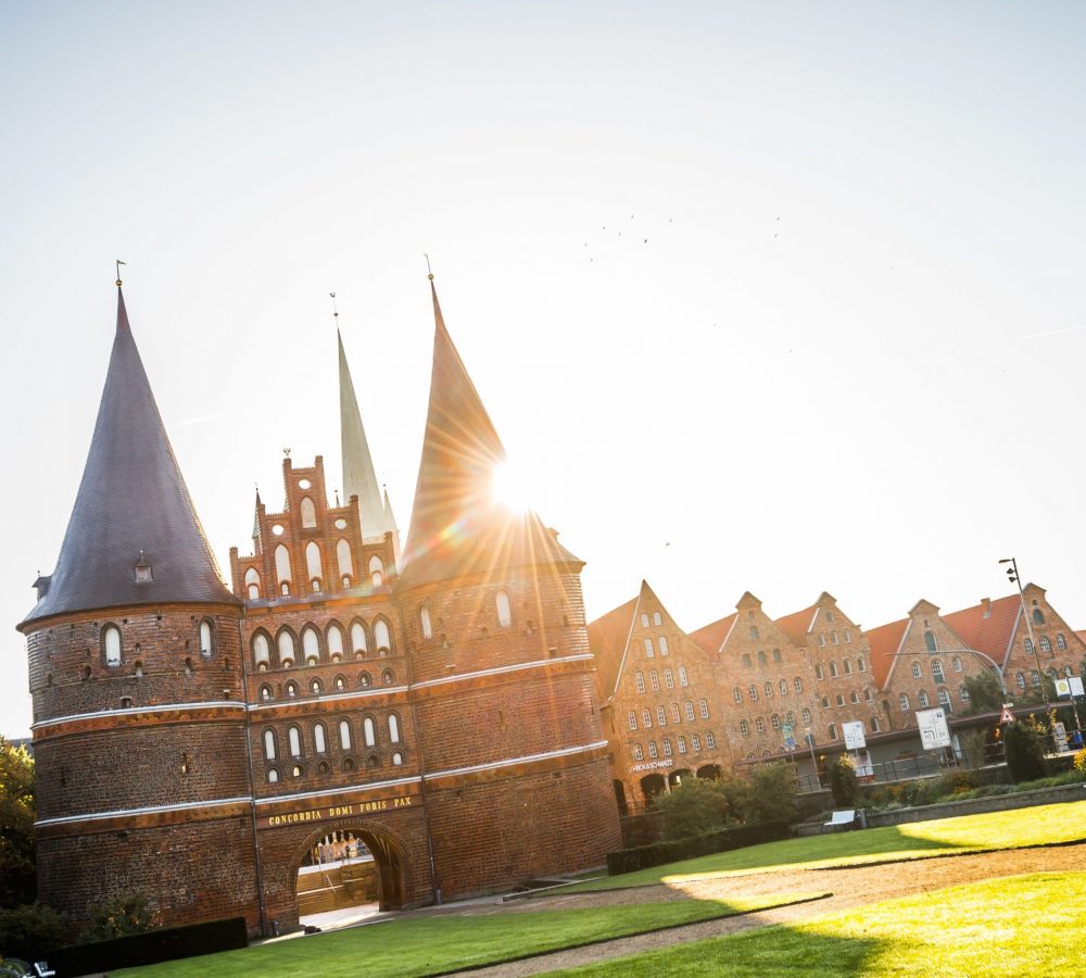 Holstentor Sonneneinfall mit Salzspeicher © LTM