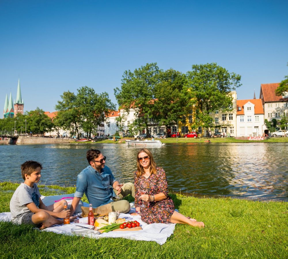 Familie macht Picknick an Traveufer (2) © LTM