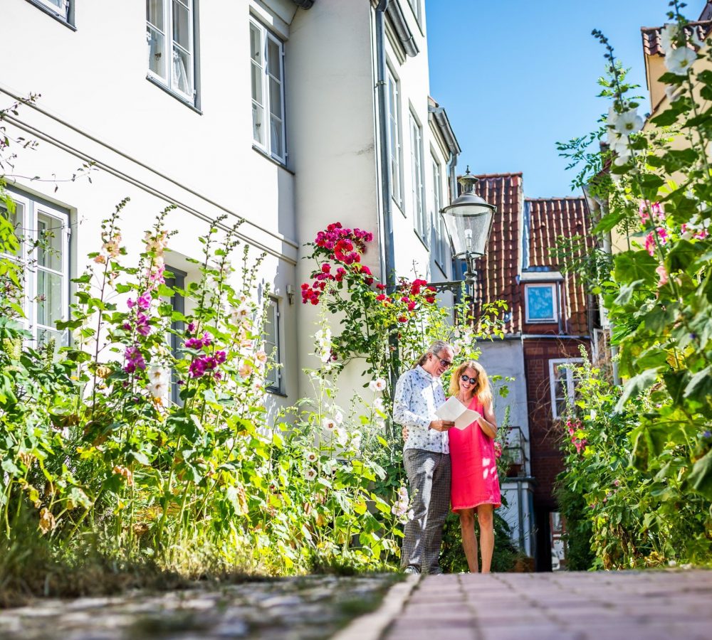 Paar in Gang mit Blumen © LTM