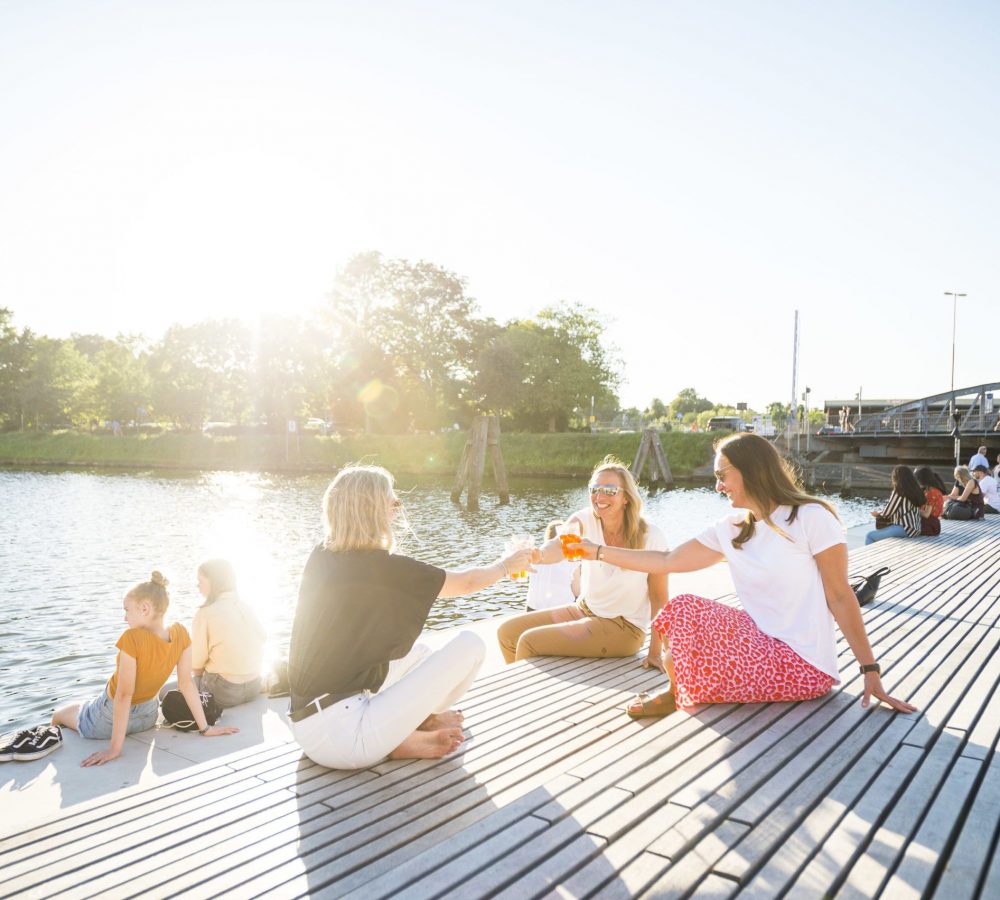 Lübeck_Freundinnen am Drehbrückenplatz © LTM