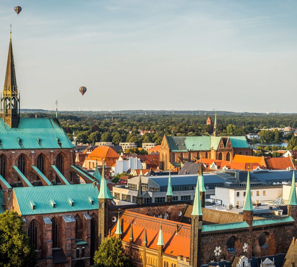 Dächer Kirchen und Heißluftballons © LTM