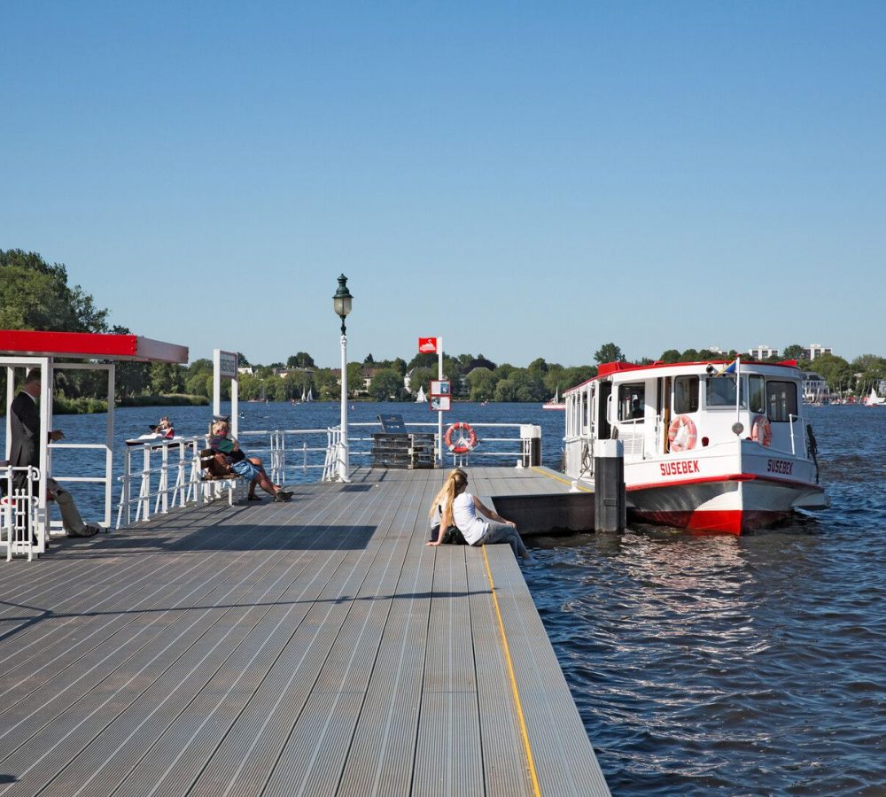M-Außenalster Anleger Alte Rabenstraße mit Alsterdampfer