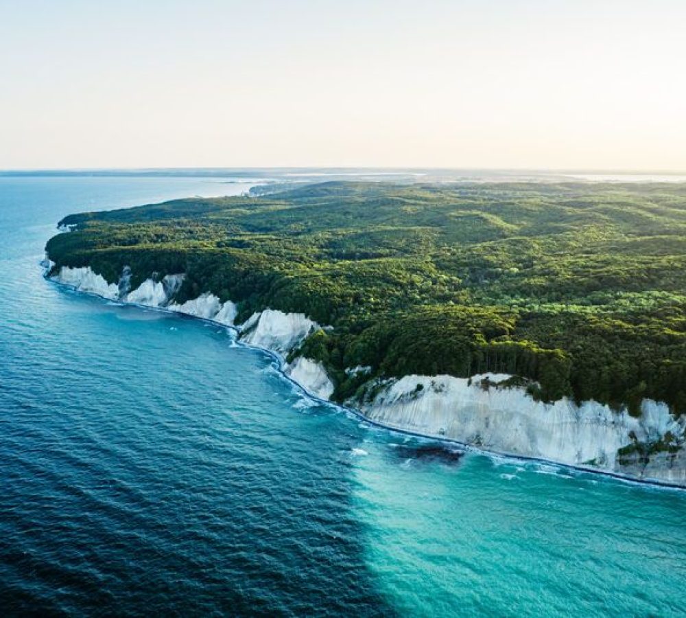 Ein Flug über der Ostsee vorbei an der Kreideküste vom Nationalpark Jasmund // A flight over the Baltic Sea past the chalk coast of Jasmund National Park