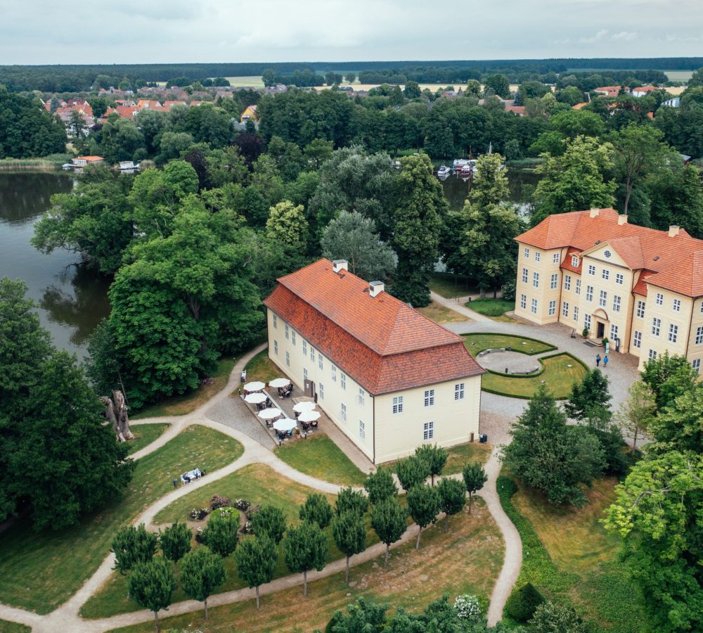 Die Schlossinsel Mirow ist das kulturelle Zentrum der Stadt Mirow. Hier finden Kulturlienhaber das Schloss-Museum, die Johanniterkirche und das Museum 3 Königinnen-Palais. Hier gibt es auch ein Palais-Café mit einem kleinen Angebot an Kaffee und Kuchen. // Mirow Castle Island is the cultural centre of the town of Mirow. Here, culture lovers will find the castle museum, the Johanniterkirche and the Museum 3 Königinnen-Palais. There is also a palace café with a small selection of coffee and cake.