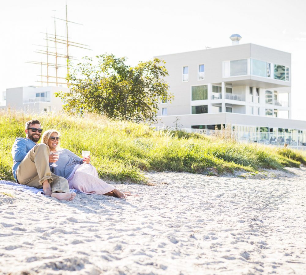 Travemünde_Paar liegt am Strand auf dem Priwall © LTM