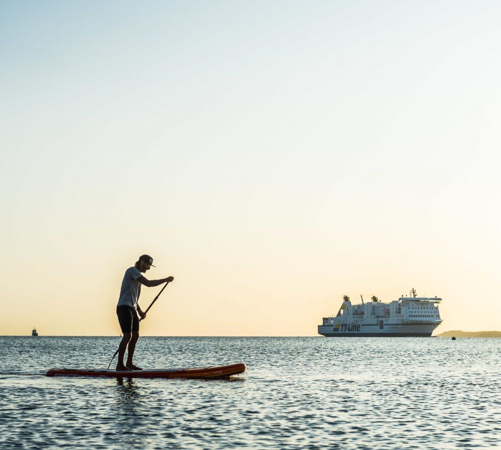 Mann auf SUP und Schiff im Abendlicht (2) © LTM