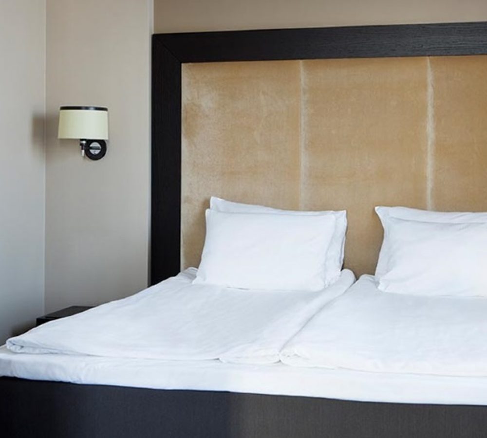 suite-double-room-bed-comfort-hotel-lt